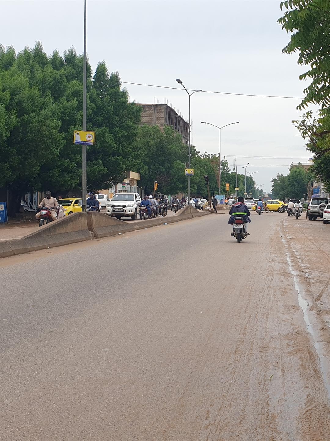 Motos et voitures sur l'avenue Maldom Bada à N'Djamena