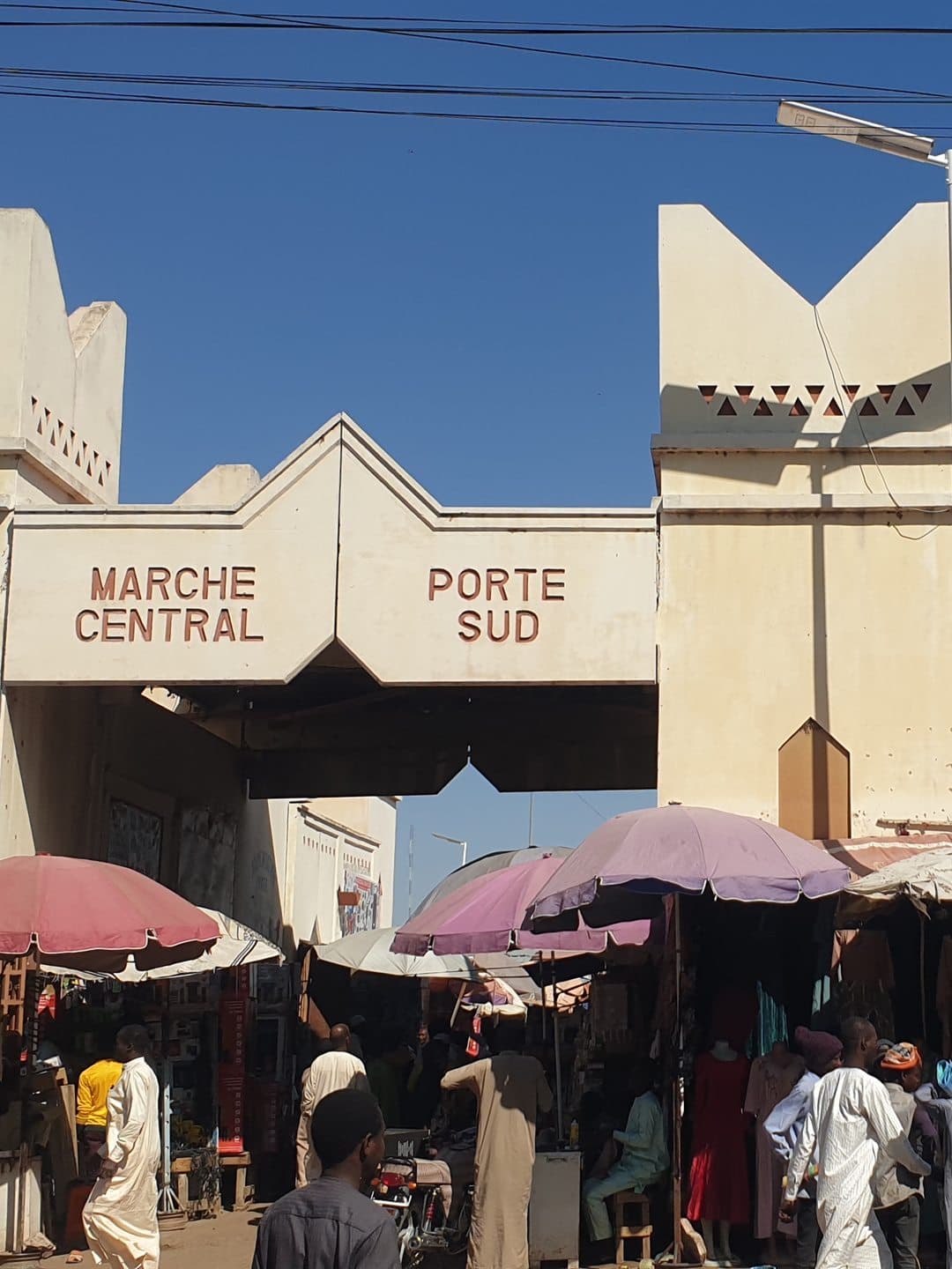 Des passants à la porte sud du Marché central de N'Djamena